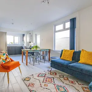  Holiday home New Stylish 5bd, 5min From Town